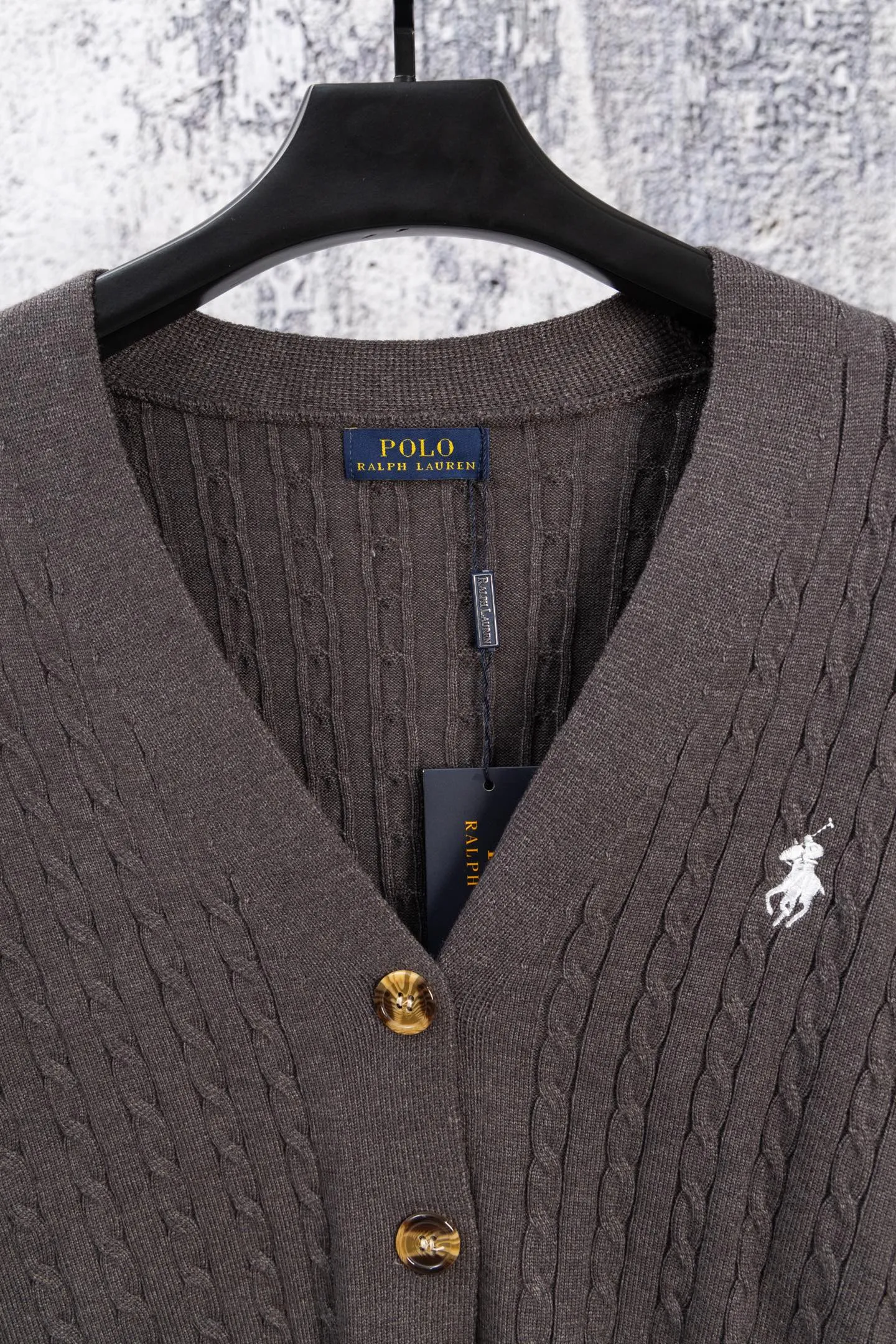 P190 Ralph Lauren Classic V-neck Solid Color Pony Embroidered Logo Knitted Cardigan Long Sleeve Ralph Lauren Classic Basic Versatile Twist Knitted Cardigan Long Sleeve Main supply platform live broadcast Wholesale entity Replenish when out of stock Not removed from the shelves Quality 1:1 patterning Complete three standards Correct version of pony logo Imported quality cotton yarn Focus on high-end Cost-effective Good quality Needless to say Zhao Lusi's same style is really amazing, so sweet I'm so beautiful. This cardigan is really good-looking. It's simple and easy to wear. It's a must-have for goddess ootd. Good-looking clothes are never picky. A must-have in the wardrobe of goddesses. Size: S-XL. Color: Navy blue, red, khaki, dark gray.